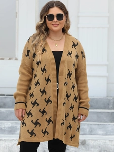 Dettaglio del cardigan in maglia cammello con motivo geometrico e polsini a costine