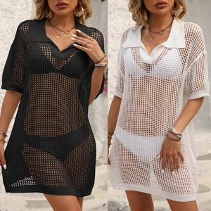 Détail de la texture en maille et du col en V du cache-maillot de plage en noir et blanc