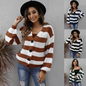 Collage dettagliato di cardigan da donna in maglia a righe in diversi colori con bottoni