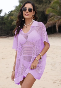 Détail de la tunique de plage en maille violette montrant la texture ajourée translucide