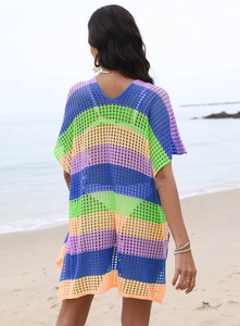 Détail de la maille du paréo de plage rayé coloré avec motif en filet respirant