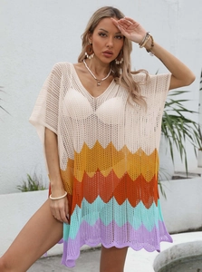 Boho-Strandkleid aus Strick mit bunten Wellenmustern und sexy V-Ausschnitt im Häkel-Look