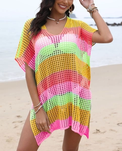 Texture détaillée du tricot de la robe de plage crochetée à rayures colorées et col en V