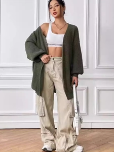 Gilet long chic en maille vert olive avec texture verticale pour mode décontractée moderne
