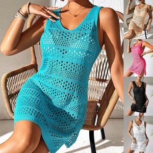 Detail von Häkel-Strandkleid mit verschiedenen Farbvarianten und hohlen Strickmustern