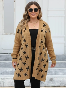 Dettaglio della trama jacquard e dei motivi geometrici neri sul cardigan in maglia