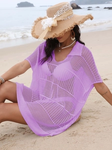 Détail du haut de plage en crochet violet montrant le col et la maille ajourée chic