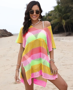 Détail d'une robe de plage rayée au crochet avec maille ajourée et fente latérale
