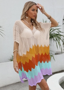 Detailansicht des farbenfrohen Wellenmusters auf dem Häkelkleid für den Strandurlaub