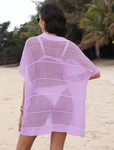 Détail du cache-maillot violet au crochet avec texture rayée évidée et style bohème