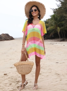 Vue détaillée de la robe de plage crochetée à rayures arc-en-ciel avec col en V élégant