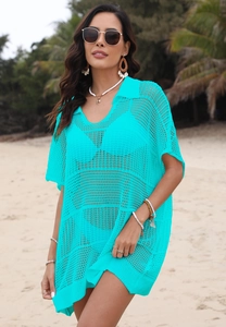 Vue détaillée de la maille au crochet turquoise et du motif en résille sur le haut de plage