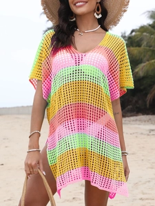 Robe de plage au crochet à rayures colorées avec design en maille ajourée et col en V