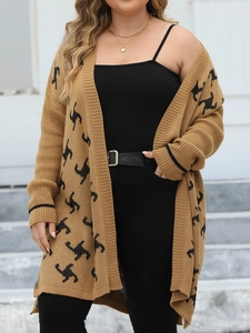Dettaglio del cardigan in maglia color cammello con motivi astratti neri e tessuto