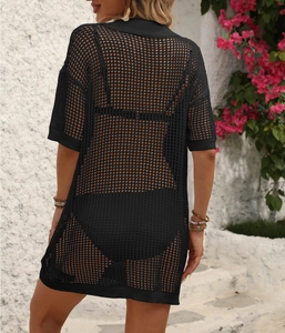 Détail de la robe de plage en crochet noir avec des motifs en maille ajourée complexes