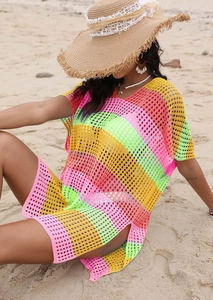 Détail de la texture crochetée à rayures colorées et de la maille ajourée de cette robe