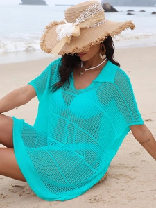 Gros plan sur la maille ajourée turquoise du haut de plage avec col polo et décolleté en V