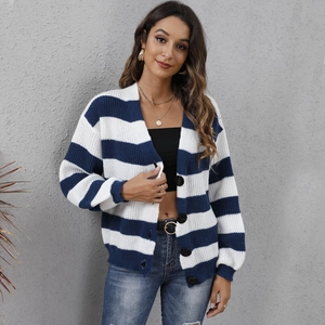 Dettaglio del cardigan in maglia da donna con strisce blu e bianche e grandi bottoni neri