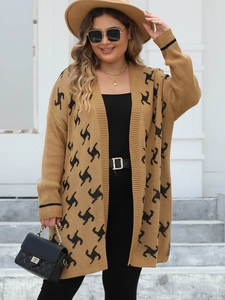 Dettaglio del cardigan in maglia cammello con motivi geometrici neri e polsini a coste