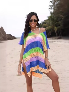 Robe de plage rayée en crochet pour femme avec col en V et fentes latérales élégantes