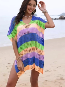 Robe de plage au crochet à rayures colorées avec col en V et motif ajouré bohème