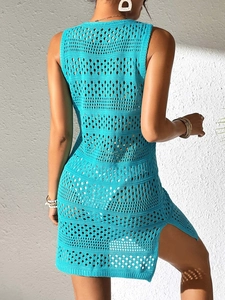 Seitenansicht des blauen Häkel-Strandkleids mit ärmellosem Strickdesign und Beinschlitz