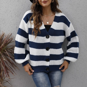 Texture in maglia e bottoni di questo cardigan a righe blu scuro e bianco da donna