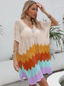 Gehäkeltes Boho-Strandkleid mit V-Ausschnitt, buntem Wellenmuster und weiten Ärmeln