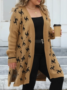Cardigan lungo in maglia beige con motivi geometrici neri mostrato in un look stile street