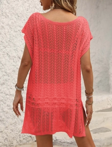 Détail du dos crocheté ajouré couleur corail sur une robe de plage ample et légère