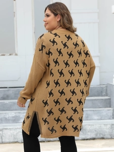 Dettaglio posteriore del cardigan oversize in maglia con motivi geometrici cammello e neri