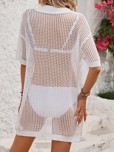 Détail de la robe de plage blanche en maille crochetée avec design ajouré et manches