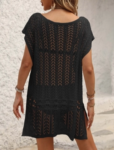 Vue arrière d'une robe de plage en crochet noir avec fentes latérales et texture vague
