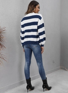 Vista posteriore di un cardigan a maglia a righe blu e bianche con spalle scese e polsini