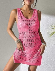Nahaufnahme des rosaroten Häkel-Strandkleids mit dekorativem Lochmuster-Design