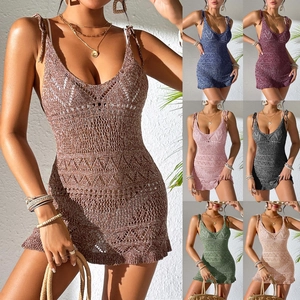 Détail des couleurs de robe de plage en crochet ajouré avec bretelles ajustables