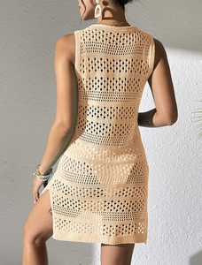 Detailansicht beige Häkel-Strandkleid mit Lochmuster-Netzgewebe und seitlichem Schlitz