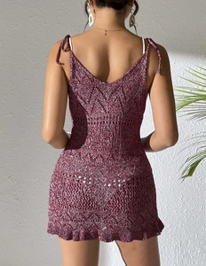 Détail de robe de plage au crochet rouge foncé avec laçage au dos et maille ajourée