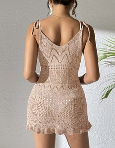 Vue arrière d'une robe de plage en maille beige avec bretelles nouées et ourlet volanté