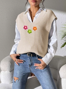 Gilet en maille col V pour femme avec fleurs au crochet faites main et style superposé