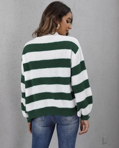 Dettaglio della trama del cardigan a righe bianche e verdi con vestibilità comoda