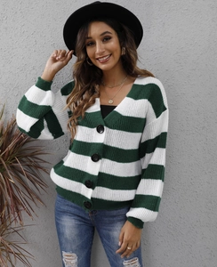 Dettaglio del cardigan a righe verdi e bianche con bottoni neri e scollo a V moderno