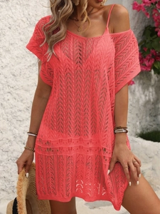 Robe de plage au crochet rouge corail avec col en V et motifs ajourés géométriques