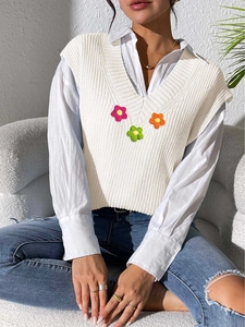 Gilet en maille crème pour femme avec col en V, torsades et fleurs au crochet faites main
