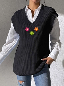 Gilet en tricot noir à col en V pour femme avec fleurs au crochet et texture côtelée