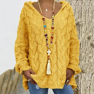 Suéter con capucha amarillo de punto trenzado con cuello en V y un ajuste holgado