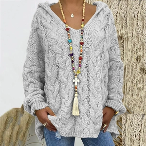 Detalle de sudadera con capucha de punto de ochos gris claro con cuello en V grueso