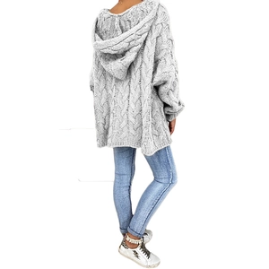 Detalle del tejido de ochos grueso y espalda con capucha del jersey gris para mujer