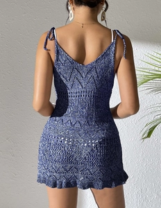 Vue arrière d'une mini-robe en crochet bleu et blanc avec bretelles à nouer réglables