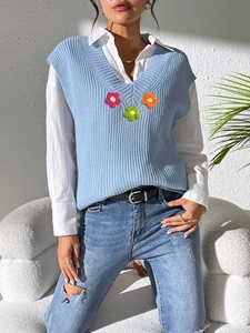 Gilet en tricot bleu clair à col en V pour femme avec fleurs au crochet colorées